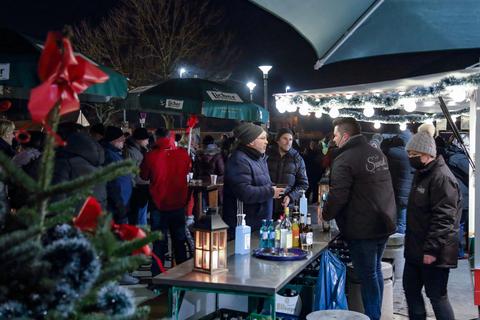 Auf dem für die Weihnachtsmeile eingezäunten Gelände am Main gab es neben Musik und Süßem auch Glühwein und sonstige „geistige“ Getränke. Foto: Frank Möllenberg