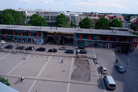 Die Polizei hat die zeitweise Überwachung des Bahnhofsvorplatzes als sinnvoll bewertet. Archivfoto: Hans Dieter Erlenbach 