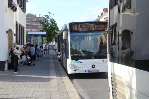Bei Stoßzeiten stauen sich die Busse in der Darmstädter- und Ferdinand-Stuttmann-Straße. Eine Ausstiegshaltestelle soll die Situation entzerren. 