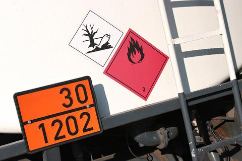 In vier der kontrollierten Lkw war das geladene Gefahrgut nicht ausreichend gesichert. Symbolfoto: Björn Wylezich-stock.adobe