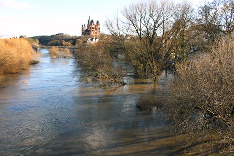 Die Lahn in Limburg ist über die Ufer getreten. Zahlreiche Schaulustige betrachteten die Wassermassen von der Lahnbrücke aus.