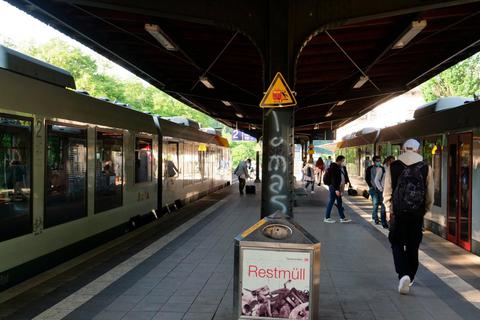 Einen regelrechten Ansturm gibt es in Weilburg am Bahnhof am Mittwochmorgen zum Start des 9-Euro-Tickets nicht. Foto: Mika Beuster 