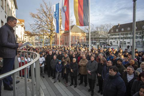 Rund 300 Menschen sind zu der Mahnwache am Rüsselsheimer Rathaus gekommen, bei der auch Oberbürgermeister Udo Bausch spricht. Foto: Vollformat/Volker Dziemballa