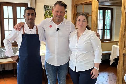 Gastronom Hanif Mohammed mit seiner Ehefrau Filiz Mehmed und dem Fernsehkoch Mike Süsser. Foto: Fabian Hahn