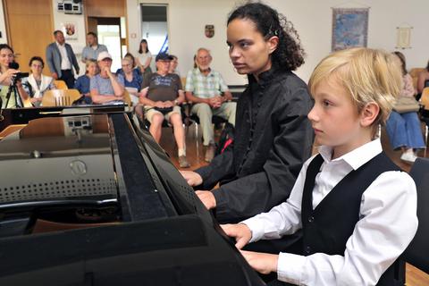 Die Pianistin Antuanetta Mishchenko mit ihrem Schüler Timofey Mashkin bei dem Konzert in der Kreisverwaltung. Thomas Schmidt