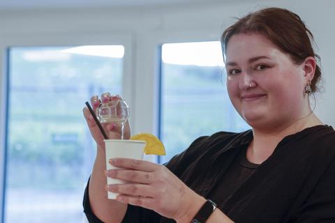 Rebecka Baumgart vom Jugendtreff auf dem Dolles-Platz mixt einen alkoholfreien Cocktail für die Besucher beim Albansfest. Stefan Sämmer/hbz