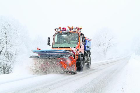 Wenn starker Schneefall einsetzt, gibt es für den Räumdienst kaum ein Hinterherkommen. Daher setzt Hessen Mobil bei entsprechenden Wetterlagen auch auf präventives Streuen. Geräumt werden muss im Nachhinein aber dennoch.