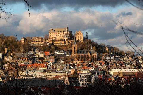Marburg blickt als erste Universitätsstadt mit einer protestantischen Hochschule (Gründung 1527) auf eine lange Verbindungstradition zurück. Neben konservativen Korporationen gibt es auch liberalere Vereinigungen. Das birgt Konfliktpotenzial. Vor dem dortigen Amtsgericht müssen sich drei Verbindungsmitglieder wegen mehrerer Delikte verantworten.