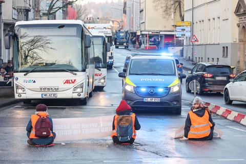 Klimaaktivisten haben sich in Marburg auf die Straße gesetzt und dort festgeklebt. Es kam zu einem Stau. 