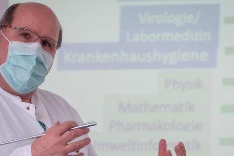 Professor Bernhard Schieffer, Direktor der Klinik für Kardiologie, erklärt, wie die App den Ablauf an der Marburger Uni-Klinik wieder normalisieren soll.  Foto: Mark Adel 