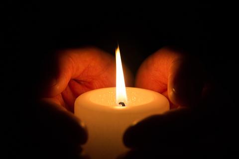 Eine Kerze als Zeichen der Trauer. Symbolfoto: Oliver Peters 