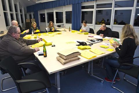 Mitarbeiter der Gemeindeverwaltung zählen im Hünstetter Rathaus die Briefwahl-Stimmzettel des Bürgerentscheids.