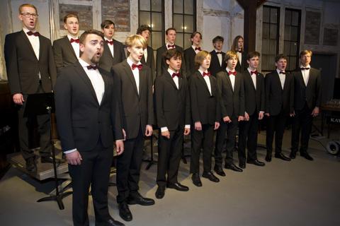 Die Männerstimmen des Wiesbadener Knabenchors präsentieren eine beeindruckende Bandbreite ihres Könnens. Foto: Mallmann/AMP