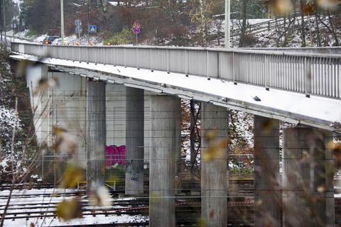Einsturzgefahr: Der Zustand der maroden Brücke über die Bahngleise in Niedernhausen hat sich als noch schlechter als erwartet herausgestellt. Foto: Mallmann/AMP