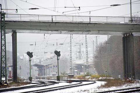 Vorerst darf kein Zug mehr unter der Brücke hindurch fahren. Wie lange das so bleiben wird, ist noch völlig unklar. Foto: Mallmann/AMP