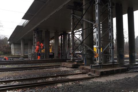 Mit dem Notgerüst sollen Züge ab Montag wieder fahren können. Foto: Hessen Mobil