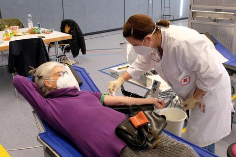 Brigitte Schneider (72) ist überzeugte Mehrfachspenderin. In Hessen darf sie aber nur bis zum 73. Geburtstag Blut spenden. Doch es gibt noch eine andere Möglichkeit. Foto: Martin Fromme