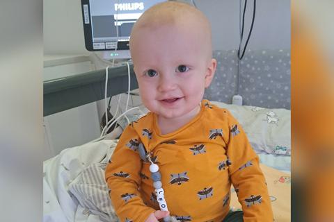 Der elf Monate alte Leon aus Taunusstein kann trotz seiner schweren Erkrankung und der wochenlangen Behandlung in der Universitätsmedizin Mainz noch lächeln.  
