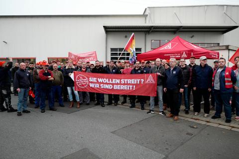Ende September hatten sich die Beschäftigten von Buderus Schleiftechnik und befreundeten Unternehmen aus Solidarität mit ihren gekündigten Kollegen zur Protestaktion vor dem Werkstor versammelt. Foto: Steffen Gross 