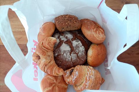 Lebensmittel "retten": So kann eine Überraschungstüte der Bäckerei Künkel aussehen. Was drin steckt, wissen Kunden nicht, wenn sie in der App "Too Good To Go" reservieren.  Foto: Christian Hoge 