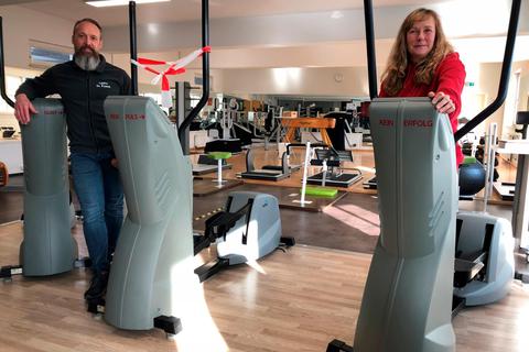 Wehren sich gegen die Schließung ihrer Fitnessstudios: Thomas Dinkel von "In Form" aus Sinn und Frauke Sowa von "Fit hoch 3" aus Herborn. Foto: Tanja Eckel 