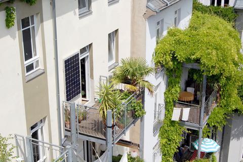Wenn man schon keinen eigenen Garten hat, kann man wenigstens auf einem Balkon Pflanzen ziehen. 