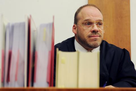 Dirk Waldschmidt, Szeneanwalt der Rechtsextremen, ist Angeklagter in einem Verfahren um organisierte Kriminalität. Die Staatsanwaltschaft wirft dem Schöffengrunder Geldwäsche vor.