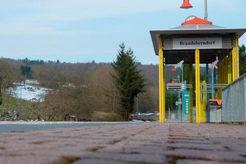 Vom Bahnhof in Brandoberndorf sollen ab Dezember Wasserstoffzüge fahren. Die Taunusbahn soll klimafreundlicher werden.  Foto: Sebastian Reh 