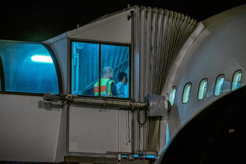 Polizeibeamte begleiten 2019 einen Afghanen auf dem Flughafen Leipzig-Halle in ein Charterflugzeug. Er wird abgeschoben. Dieses Schicksal will die Flüchtlingshilfe Mittelhessen Menschen wie Mohammadullah ersparen. Sie setzt sich für ihn im Kirchenasyl ein.