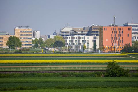 Die Stadt will weitere 50 Hektar für die Ausweitung der Biotechnologie-Branche ausweisen. Zwischen Drais/Finthen und dem Unicampus sind dafür Flächen vorgesehen.   Archivfoto: Harald Kaster
