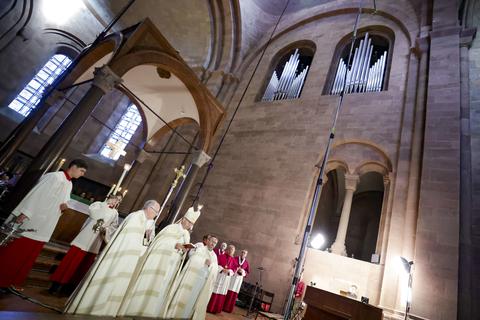 „Heizung an oder aus im Gotteshaus“ – diese Frage ist im Mainzer Bistum (hier der Gottesdienst zur Weihe der neuen Orgel Mitte August) noch nicht abschließend geklärt. Foto: Sascha Kopp
