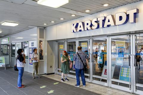 Vor verschlossenen Türen: Der Karstadt-Eingang in der Mainzer Ludwigstraße. Foto: Harald Kaster