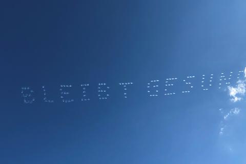 „Hallo Mainz. Bleibt gesund“ - Diese Grußbotschaft der Kunstflugpiloten von „Skytexter“ konnte am Montagabend über der Landeshauptstadt bewundert werden. Foto: Maximilian Brock