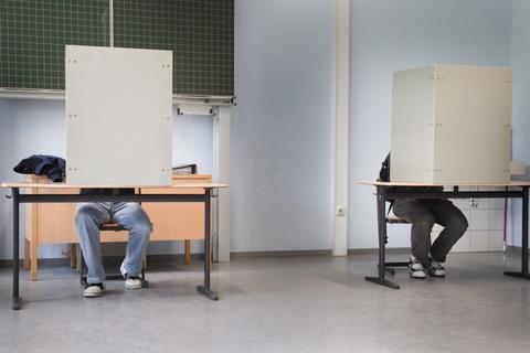 Stimmabgabe in einem Wahlbüro. Symbolfoto: Sascha Kopp