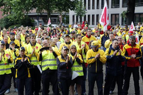 Rund 500 Post-Beschäftigte nahmen im Juni 2015 an der Kundgebung auf dem Ernst Ludwig Platz in Mainz teil.   Archivfoto: Sascha Kopp