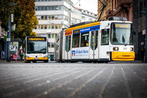 Ab Mai kostet die Monatskarte für Bus und Straßenbahn nur noch 49 Euro. Für Mitarbeitende der Stadtverwaltung wird es noch günstiger.