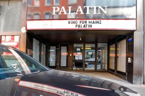Ein Autofahrer blickt auf das Palatin-Kino in Mainz. Foto: Harald Kaster