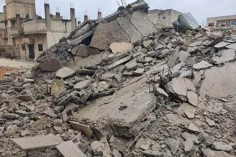 Das schwere Erdbeben in der türkisch-syrischen Grenzregion hat auch die direkte Umgebung der medizinischen Diabetes-Ambulanz von Armut und Gesundheit in Kobanê getroffen. Der Arzt Dr. Basrawi Ali, angestellt bei Armut und Gesundheit, ist momentan vor Ort und packt bei den Aufräumarbeiten mit an.