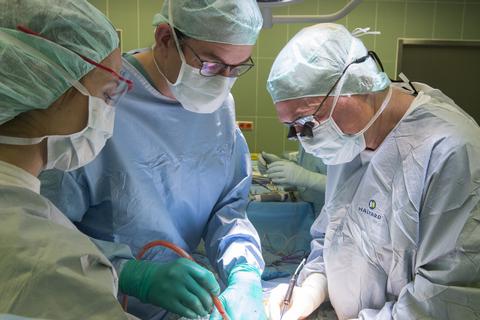 In der Mainzer Universitätsmedizin müssen nach dem abrupten Leiharbeiter-Ausstieg bei OP-Assistenten und Pflegekräften mehrere Krankenstationen und Operationssäle  außer Betrieb genommen werden. 