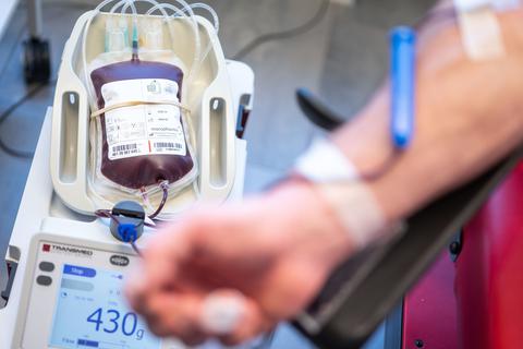In den Transfusionszentralen wird mit Sorge registriert, dass die Vorräte an Spenderblut abnehmen. Vor allem rund um die Feiertage hat es Engpässe gegeben. Das hat Auswirkungen auf Operationen. Deshalb will man offensiver für das Blutspenden werben. 