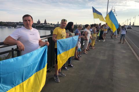 Am 24. August bildeten Demonstranten eine Menschenkette auf der Theodor-Heuss-Brücke, um an den Krieg in der Ukraine zu erinnern.