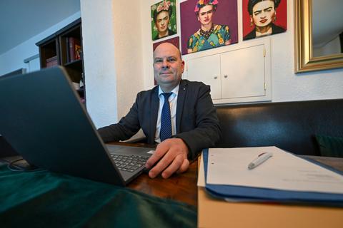 Soll im März für eine dann dritte Amtszeit wiedergewählt werden: Oliver Grobeis, der Erste Kreisbeigeordnete des Odenwaldkreises (hier im Homeoffice am Esstisch).
