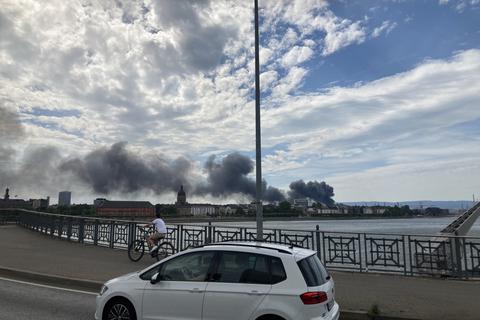 Es brennt in Mainz, die Rauchwolke ist weithin sichtbar. Foto:  Andreas Schröder