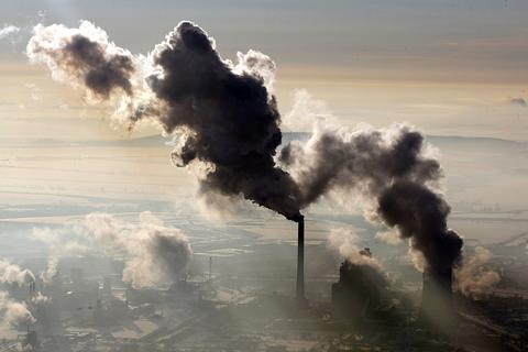 Luftaufnahme mit rauchenden Schornsteinen eines Kohlekraftwerks. Gegen den illegalen Handel mit Treibhausgasen soll nun stärker vorgegangen werden. Foto: epd7Viele Grüße