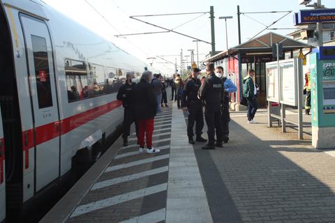 Am Bahnhof Groß-Gerau musste der ICE einen Stopp einlegen, acht Reisende mussten behandelt werden. Foto: 5vision.media