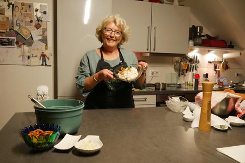Ute Haufe, bekannt aus "Oma Ute kocht" präsentiert den fertigen Spundekäs.