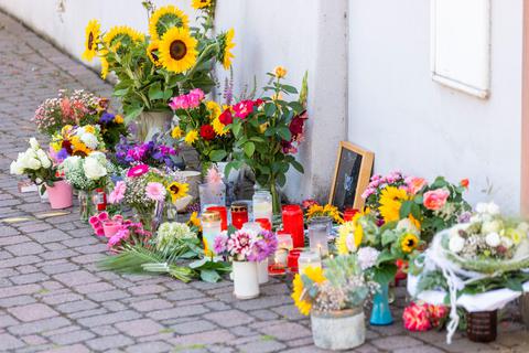Blumen, Kerzen und Botschaften liegen vor dem Rathaus von Gottenheim, dem Wohnort der 14-jährigen Ayleen. Das Mädchen war am 29. Juli tot im Teufelsee in Echzell (Wetteraukreis) gefunden worden, ihr mutmaßlicher Mörder kommt aus dem Lahn-Dill-Kreis. Foto: Philipp von Ditfurth/dpa 