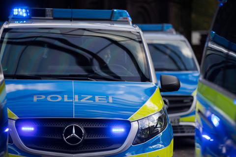 Polizeifahrzeuge mit eingeschaltetem Blaulicht. © Symbolfoto: dpa