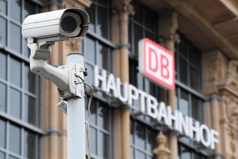 Eine Überwachungskamera steht vor dem Hauptbahnhof.