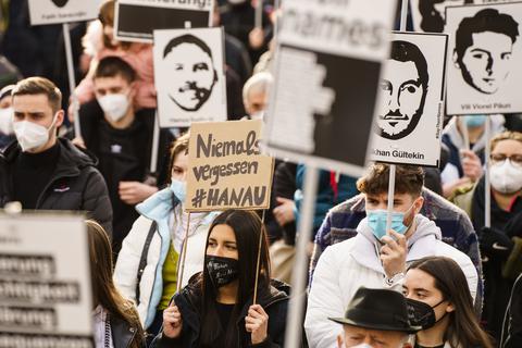 Auf einer Kundgebung erinnern Demonstranten an den rassistisch motivierten Anschlag in Hanau. Foto: dpa